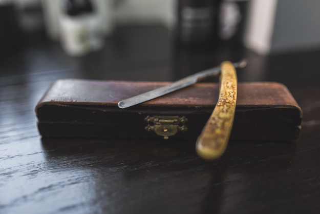 straight razor on a box