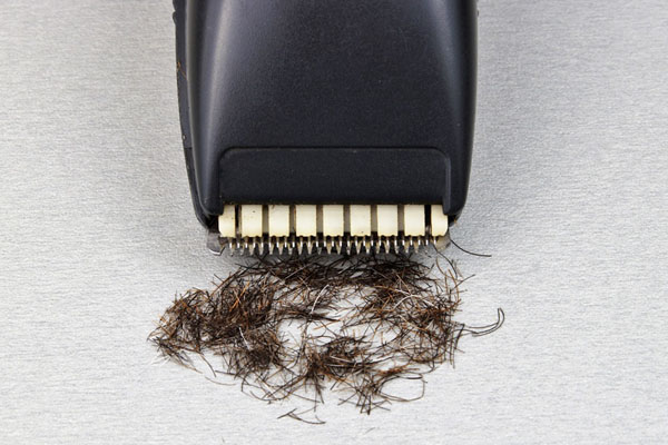 how to use an electric razor properly